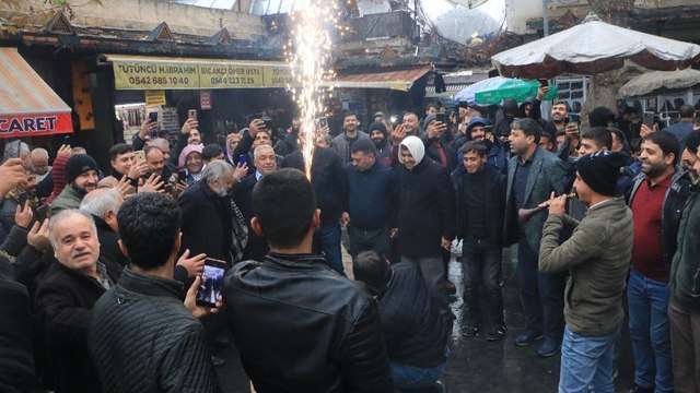 SÖZCÜ Muhabiri Dolar düşünce halay çekilen meydanda
