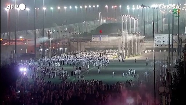 La Mecca, pellegrini musulmani salgono sul Monte Arafat per il culmine dell'hajj