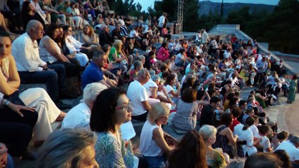 5ο Λάλον Ύδωρ: Υπό βροχή η έναρξη του Φεστιβάλ Δελφών. Σε νέα ημερομηνία η συναυλία Μαραμή-Φραγκούλη