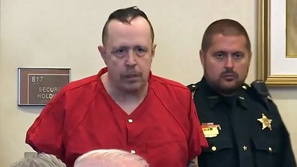 Duplo homicida agride advogado em pleno tribunal