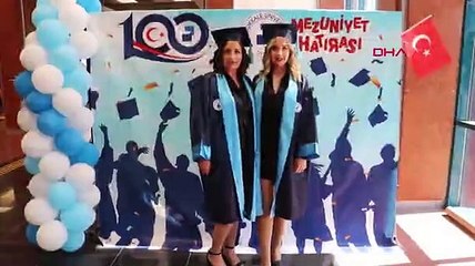 Anne ile kızı sınıfta sıra arkadaşı olup, birlikte mezun oldu