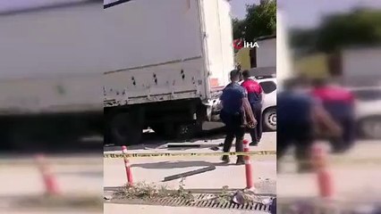 Le conducteur du véhicule qui s'est retrouvé coincé dans le camion est mort horriblement.