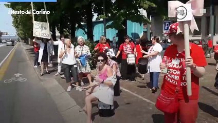 La Perla, la protesta dei lavoratori fuori dallo stabilimento di Bologna