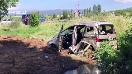 Uşak'ta takla atan hafif ticari araçtaki anne ve oğlu öldü