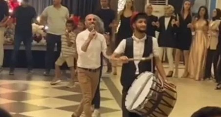Düğün esnasında şov yapmak isteyen davulcu, şarkıcının kafasına davulu geçirdi