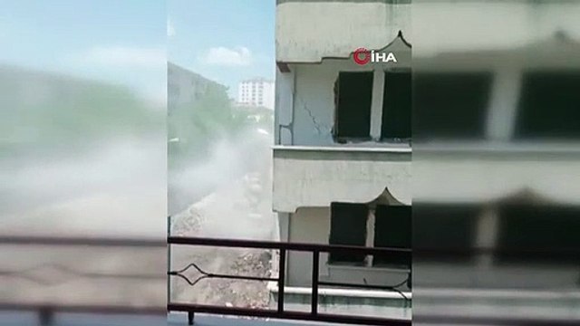 Ils ont regardé avec horreur le bâtiment s'effondrer de manière contrôlée.