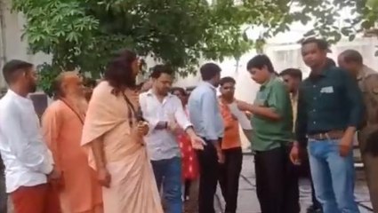 ललितपुर: ओवरब्रिज के दोनों ओर सर्विस रोड की मांग को लेकर मोहल्ले वासियों ने डीएम को दिया ज्ञापन