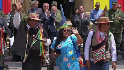 Socorristas que resgataram crianças colombianas são condecorados