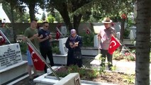 Şehit aileleri arefe günü kabirleri ziyaret edip dua etti