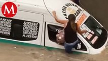 Corriente arrastra a combi en Chiapas; pasajeros salen por la ventana | VIDEO