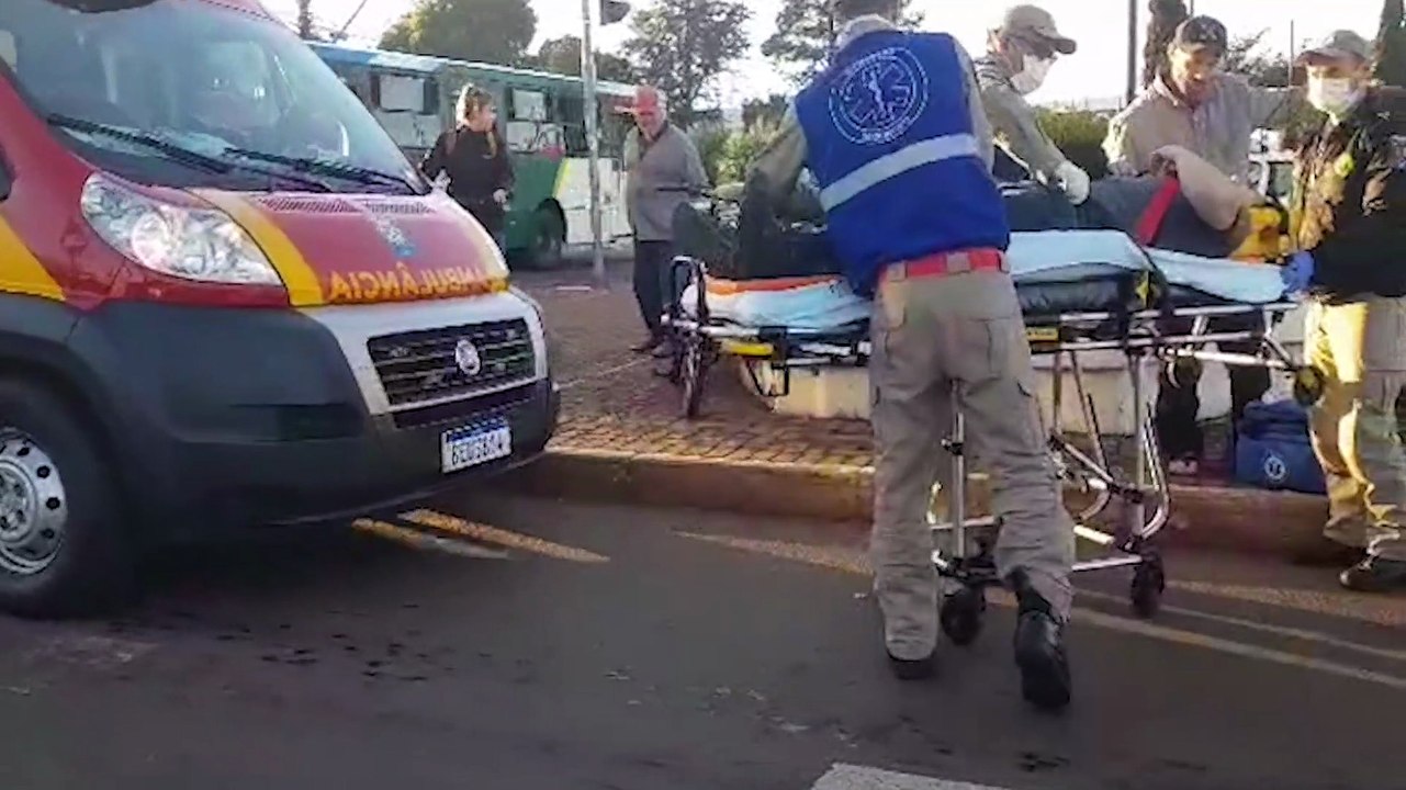 Colisão entre carro e bicicleta é registrada no cruzamento das Avenidas Rocha Pombo e Brasil
