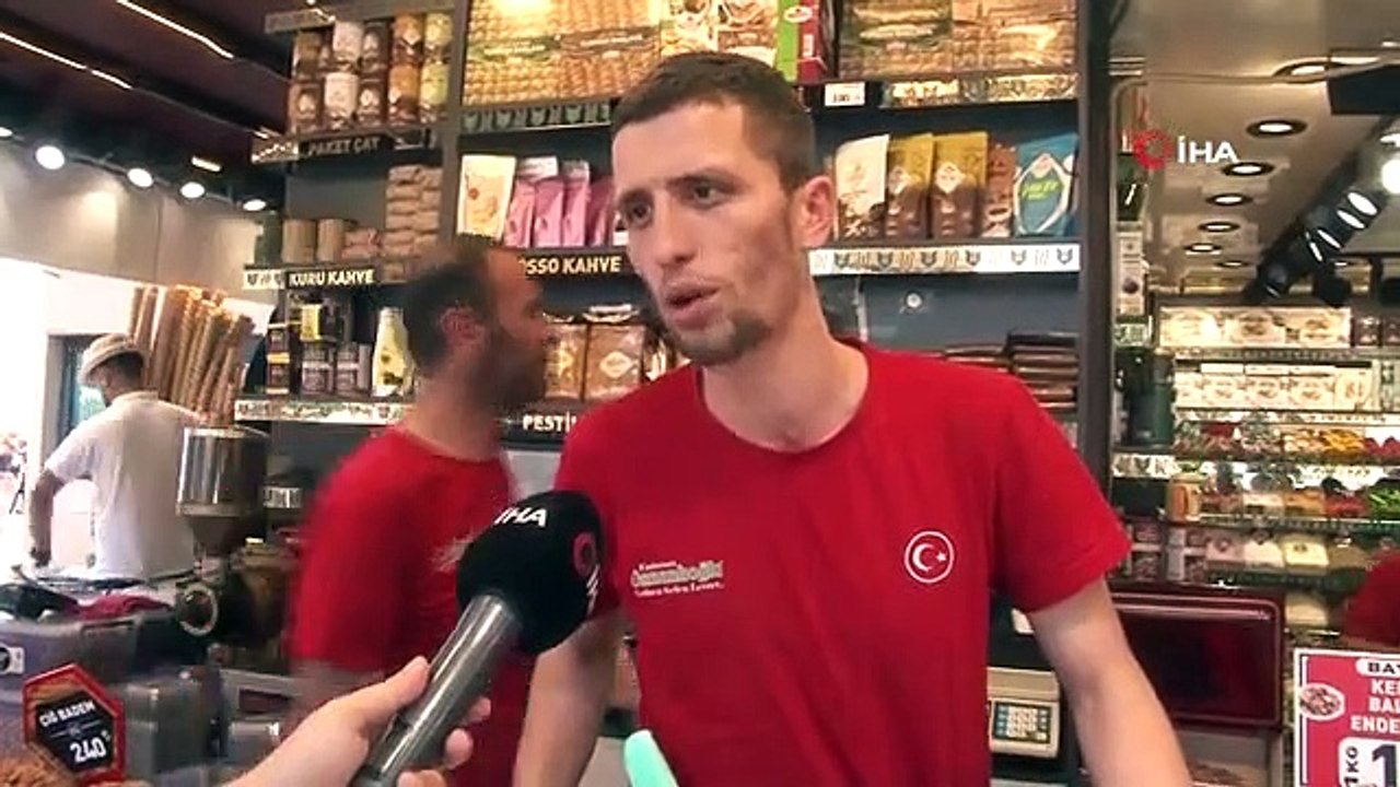 Eminönü est le choix de ceux qui veulent acheter du chocolat et des bonbons pour les vacances.