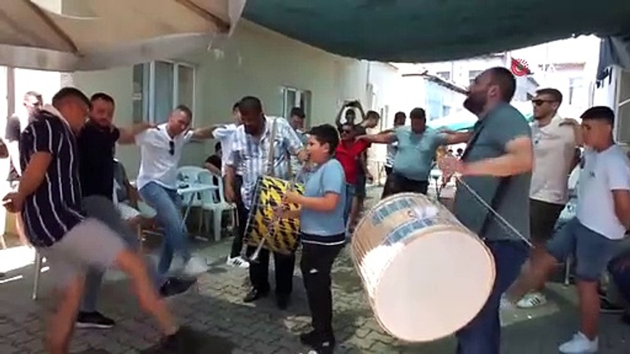 Balıkesir'de Davullu Klarnetli Keşkek Dövme Geleneği Devam Ediyor