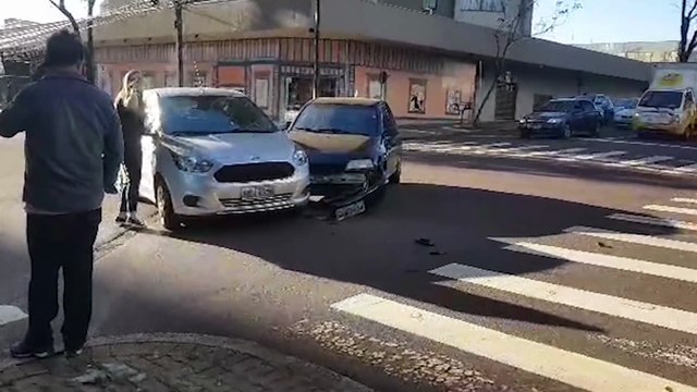 Veículos de Diamante D'Oeste e Tupãssi se envolvem em acidente no Centro de Cascavel