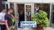 Thuram saluta i tifosi dell'Inter prima delle visite mediche