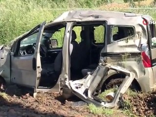 Tatile çıkan anne ve oğlu takla atan araçta can verdi