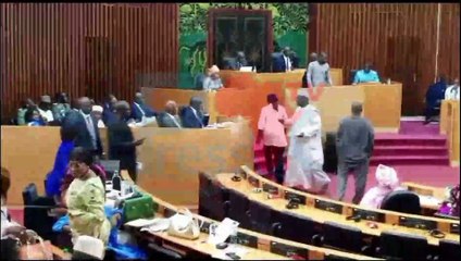 Assemblée nationale : les députés de l’opposition bloquent encore les travaux pour....