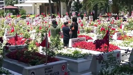 Şehit yakınları bayram öncesinde Edirnekapı Şehitliği'ni ziyaret etti