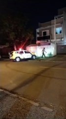 Suspeito tenta fugir da polícia se agarrando a caminhão e acaba baleado