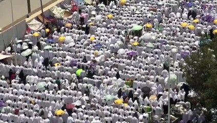 الحجاج يؤدون الصلاة في مسجد نمرة