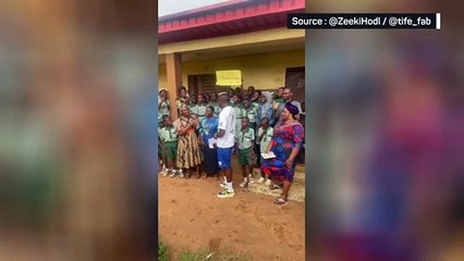 Osimhen de passage à l'école Olusosun de Lagos