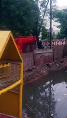 सेंचुरी कॉलोनी जाने वाली सड़क में लगा बैरीकेड्स