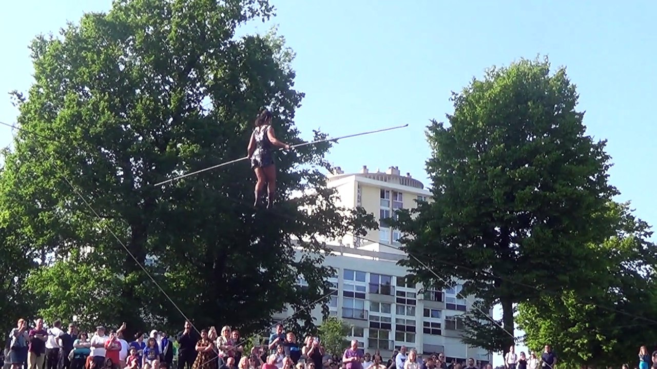 Une funambule dans les remparts de Maubeuge