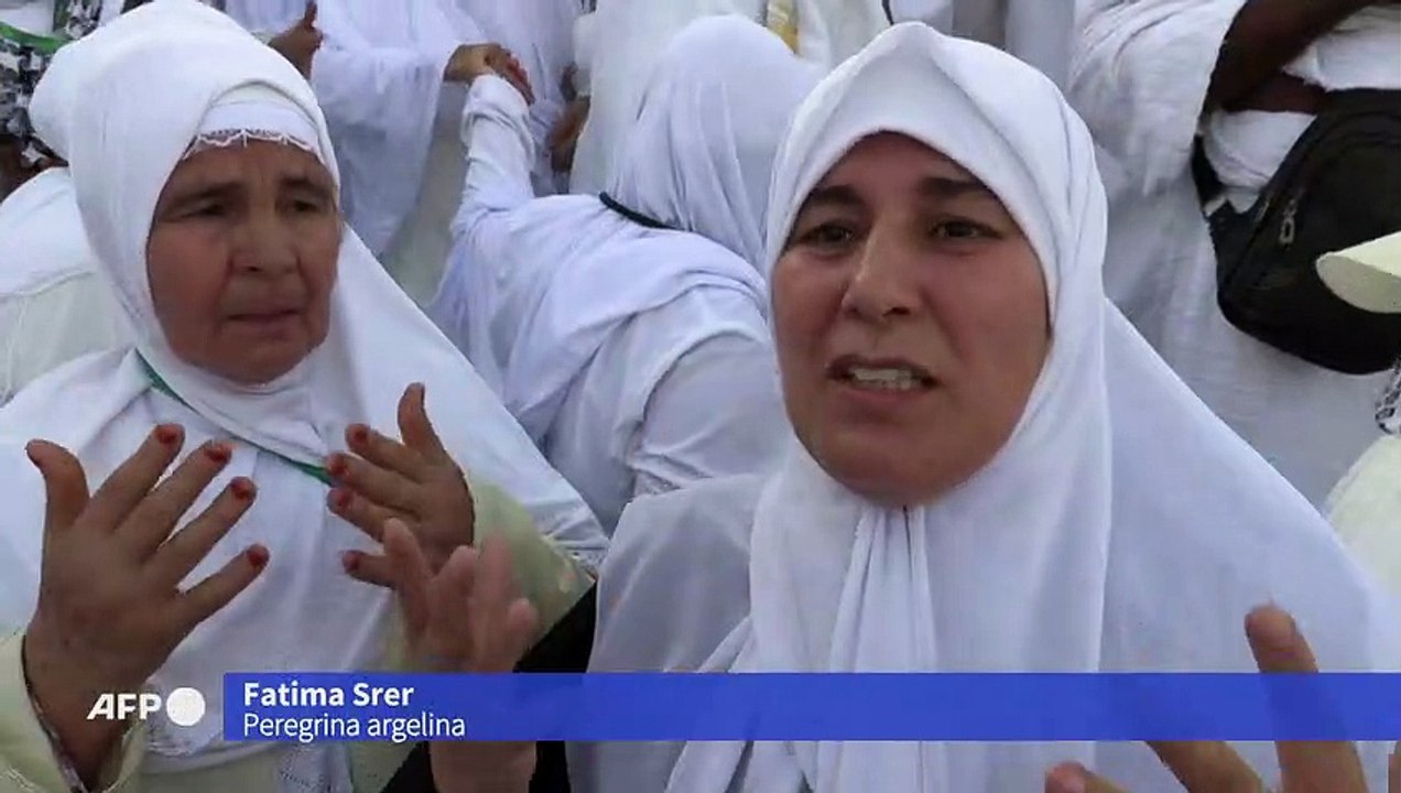 Peregrinos suben al monte Arafat bajo intenso c...
