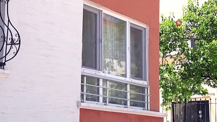 Annesini defalarca bıçaklayarak öldüren şahıs, çarşaf giyip eve balkondan girmiş