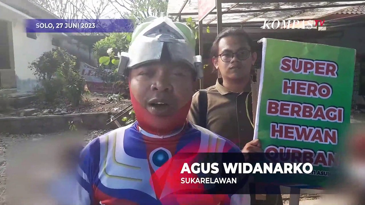 Ultraman Ikut Berkurban, Bawa 2 Kambing ke Panti Asuhan!