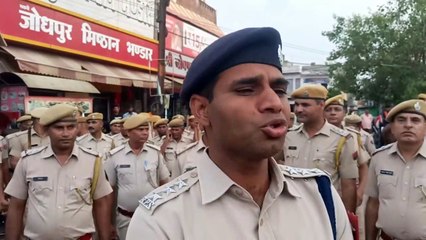 पुलिस ने निकाला फ्लैग मार्च...दिया शांति का संदेश