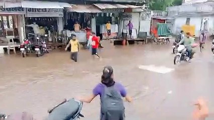 डेढ़ घंटे की झमझाम बारिश से फव्वारा चौक बना तालाब