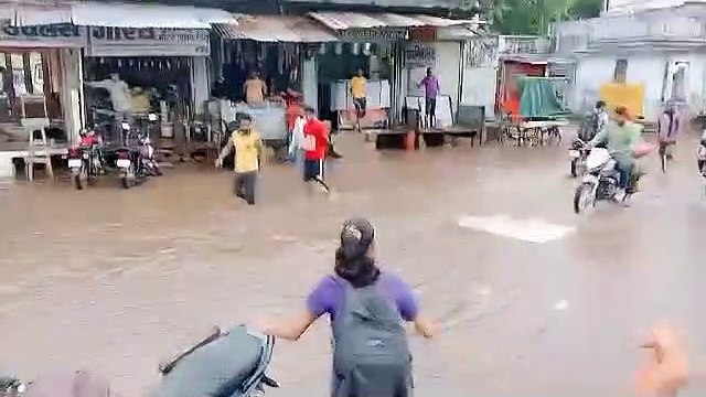 डेढ़ घंटे की झमझाम बारिश से फव्वारा चौक बना तालाब