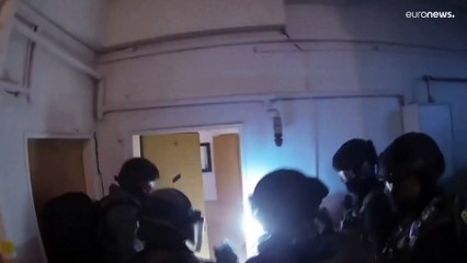 مداهمات في التشيك وتفكيك شبكة تهريب دولية تدير الهجرة غير الشرعية