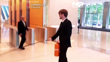 Activistas climáticos de Just Stop Oil pintan la oficina de la empresa TotalEnergies en Londres