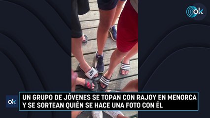 Un grupo de jóvenes se topan con Rajoy en Menorca y se sortean quién se hace una foto con él