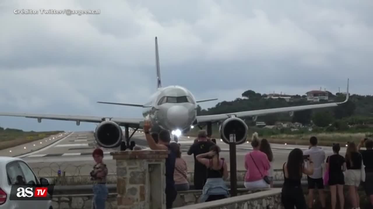 Esto es lo que ocurre cuando subestimas el poder de las turbinas de un avión