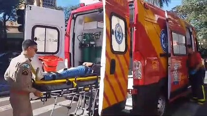 Umuarama: Motociclista tem suspeita de fratura em perna após colisão na av. Castelo Branco