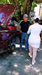 Mujer le dedica su título de enfermera a su padre mecánico