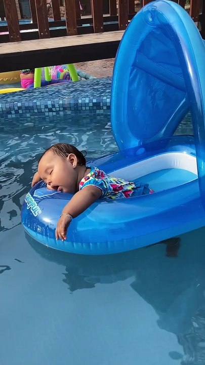 Serenely Sleeping In Swimming Pool - video Dailymotion
