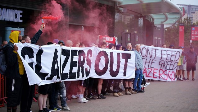Anti-Glazer protesters block Manchester United megastore on day of new kit release