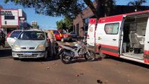 Duas pessoas ficam feridas após colisão entre carro e moto na Avenida Tancredo Neves