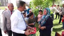 Isparta Valisi Aydın Baruş depremzedelerin bayramını kutladı