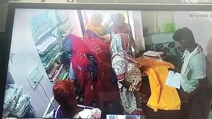 खरीदारी के कपड़े चुराने वाली महिलाओं की गैंग पकड़ी