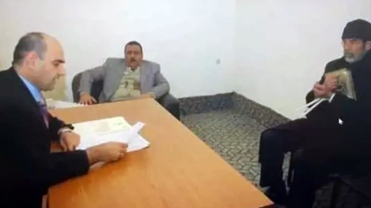 Une photo de Saddam Hussein, le dirigeant déchu de l'Irak, quelques minutes avant son exécution, est apparue