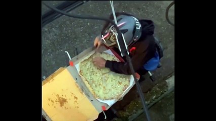 Siparişe çıkan kurye motoru sağa çekip pizzadan bir dilim yedi, son hareketi geometri dersi gibi