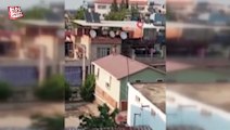 Adana'da mahalleli inatçı keçiyi çatıdan indirmek için seferber oldu