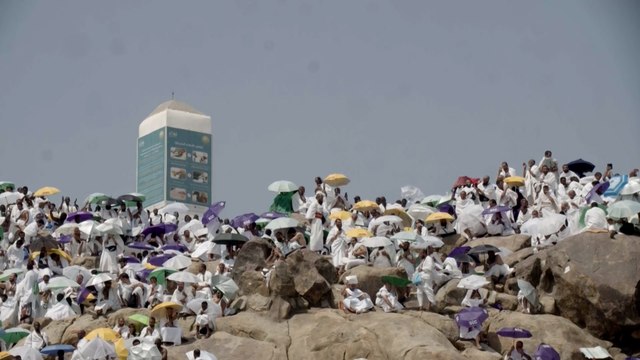 حجاج بيت الله الحرام يؤدون ركن الحج الأعظم