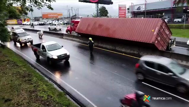 tn7-Vuelco de contenedor de furgón genera grandes presas en Circunvalación-270623