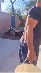 Hombre tira agua con hielo a indigente que dormía frente a su casa